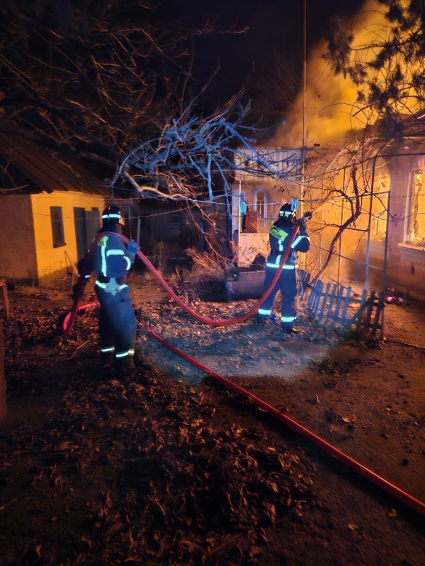 Минувшей ночью, сотрудники МЧС в Запорожской области ликвидировали два пожара в нежилых домах.