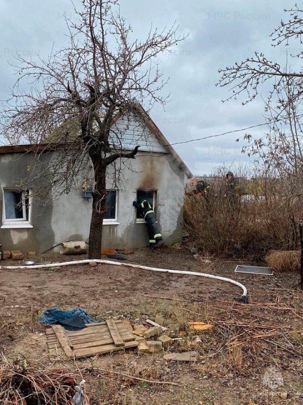 В Акимовском районе спасатели ликвидировали возгорание жилого дома