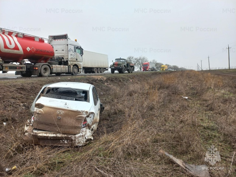 Спасатели вытащили легковой автомобиль из кювета