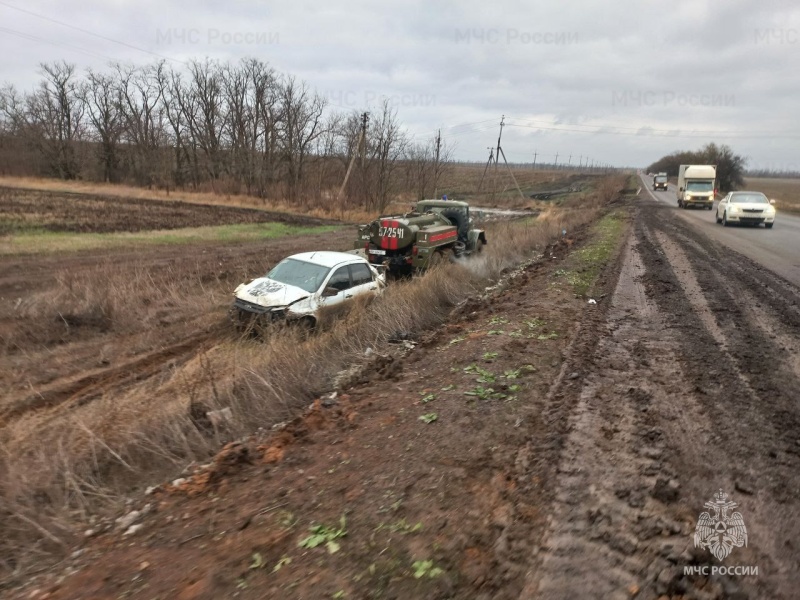 Спасатели вытащили легковой автомобиль из кювета