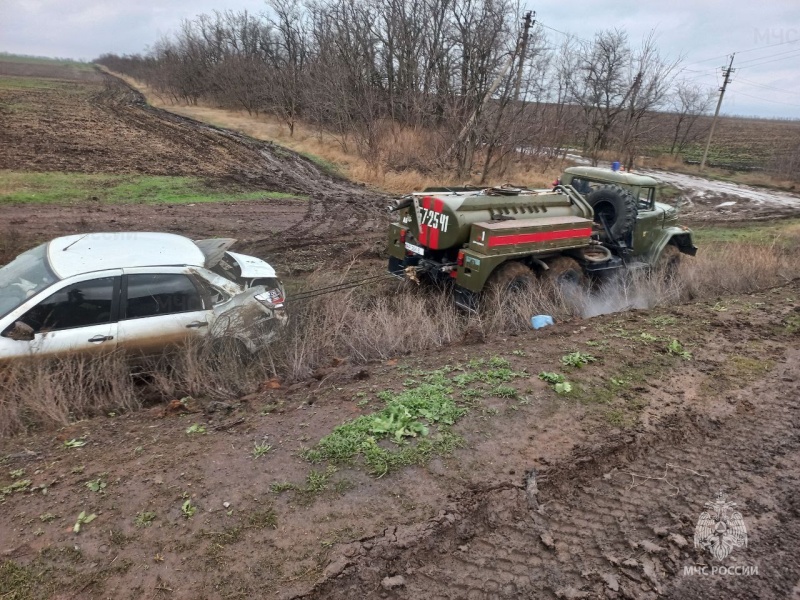 Спасатели вытащили легковой автомобиль из кювета