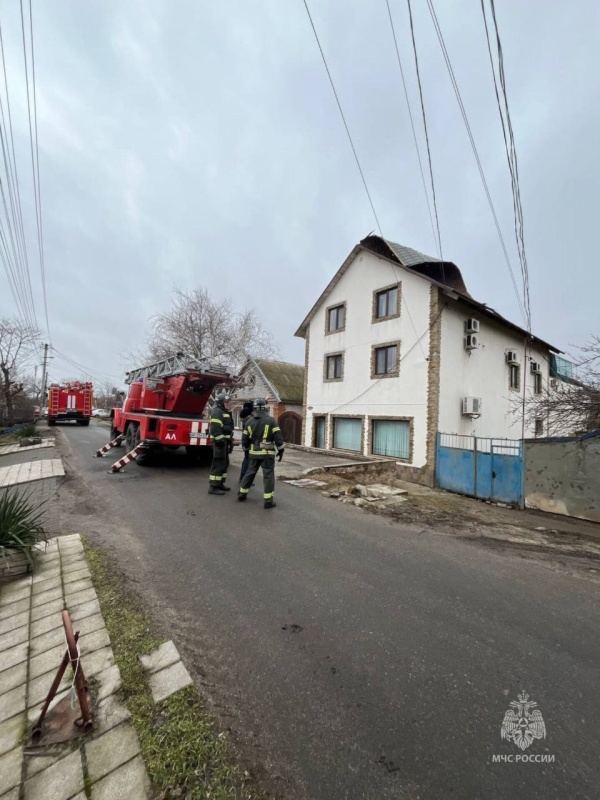 Сотрудники МЧС России по Запорожской области демонтировали сорванный шквальным ветром лист с крыши частного дома и устранили угрозу жизни и здоровью жителям