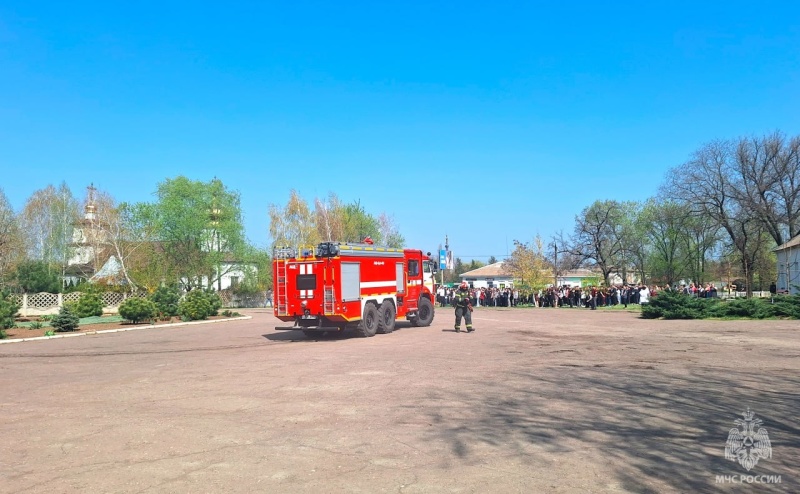 Условный пожар в школе в поселке Приазовское успешно ликвидировали сотрудники МЧС России