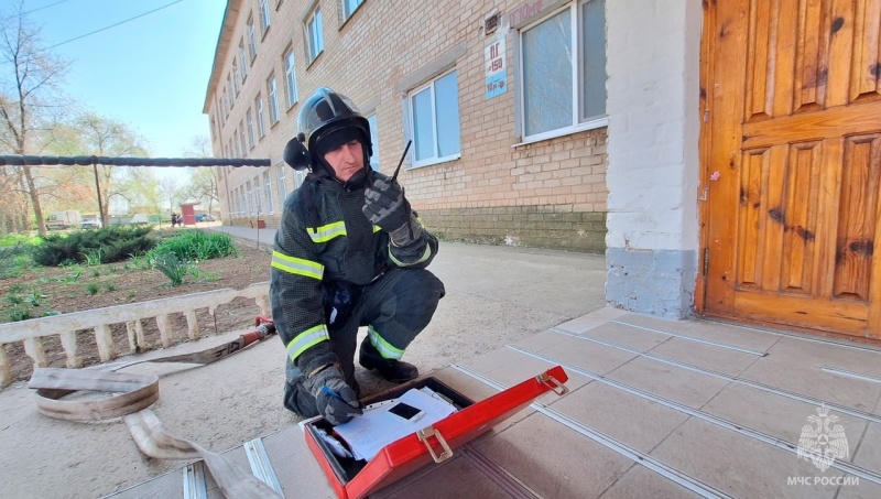 Условный пожар в школе в поселке Приазовское успешно ликвидировали сотрудники МЧС России