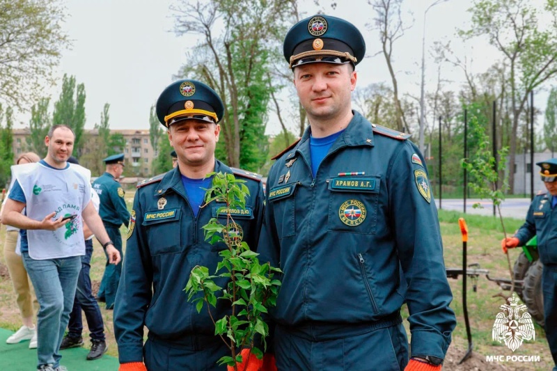 Сотрудники МЧС России по Запорожской области в городском парке высадили молодые деревья в память о коллегах, погибших в период проведения спецоперации