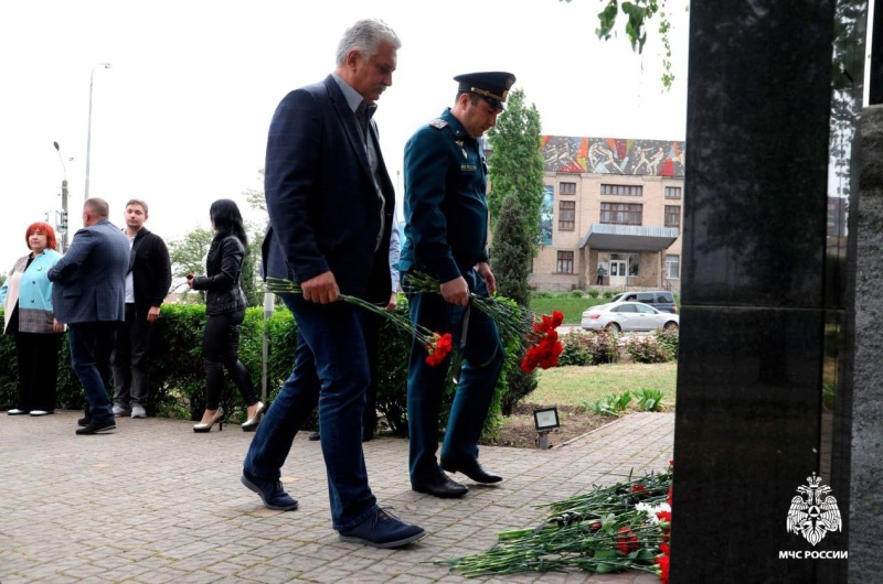 В День трагедии на Чернобыльской АЭС начальник Главного управления МЧС России по Запорожской области, полковник внутренней службы Дмитрий Кучерков возложил цветы к мемориалу «Спасшим человечество»