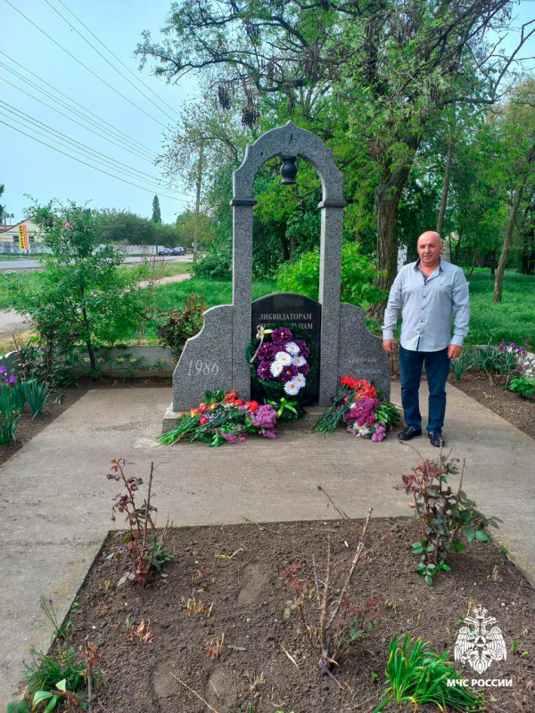 В День трагедии на Чернобыльской АЭС начальник Главного управления МЧС России по Запорожской области, полковник внутренней службы Дмитрий Кучерков возложил цветы к мемориалу «Спасшим человечество»