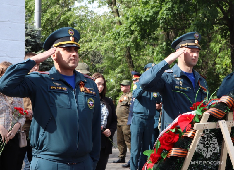 Руководство Главного управления МЧС России по Запорожской области отдало дань уважения героям Великой Отечественной войны