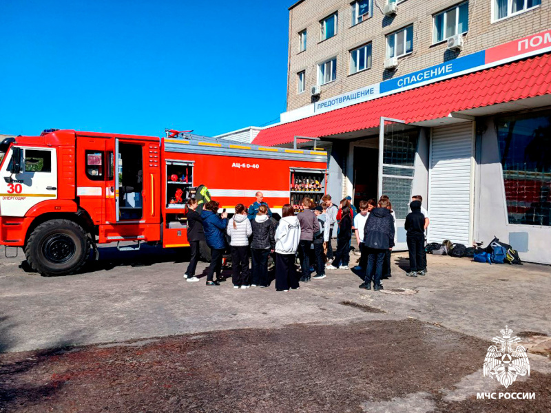 В преддверии летних каникул сотрудники МЧС России проводят экскурсии для школьников, чтобы познакомить детей с профессией пожарного и напомнить о правилах пожарной безопасности