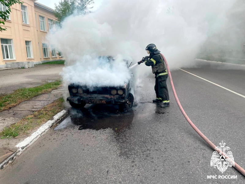 В Бердянске спасатели ликвидировали возгорание легкового автомобиля