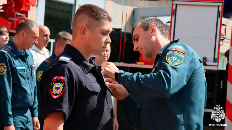 В преддверии Дня России руководство Главного управления МЧС России по Запорожской области вручило ведомственные награды сотрудникам подразделений чрезвычайного ведомства