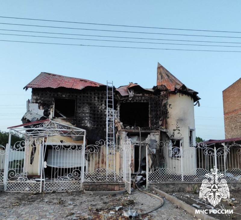 В городе Приморск сотрудники МЧС России ликвидировали пожар в жилом доме в результате сброса ВОП с БПЛА