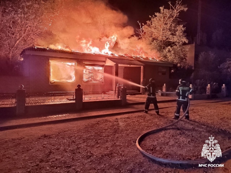 На борьбу с огнем в селе Шелюги было задействовано 2 отделения пожарно-спасательных подразделений