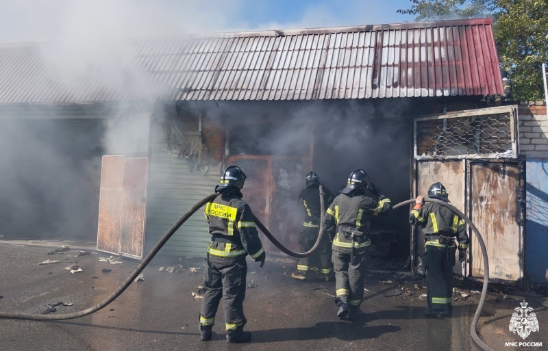 В Мелитополе во время ремонта загорелся автомобиль